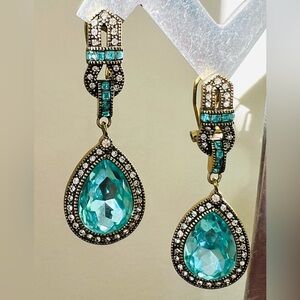 Heidi Daus “My Heirloom“ (older version with Swarovski) Crystal Drop Earrings